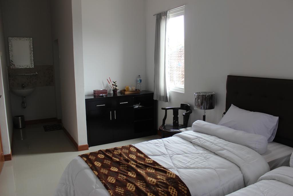 Rene Hotel Yogyakarta Bagian luar foto