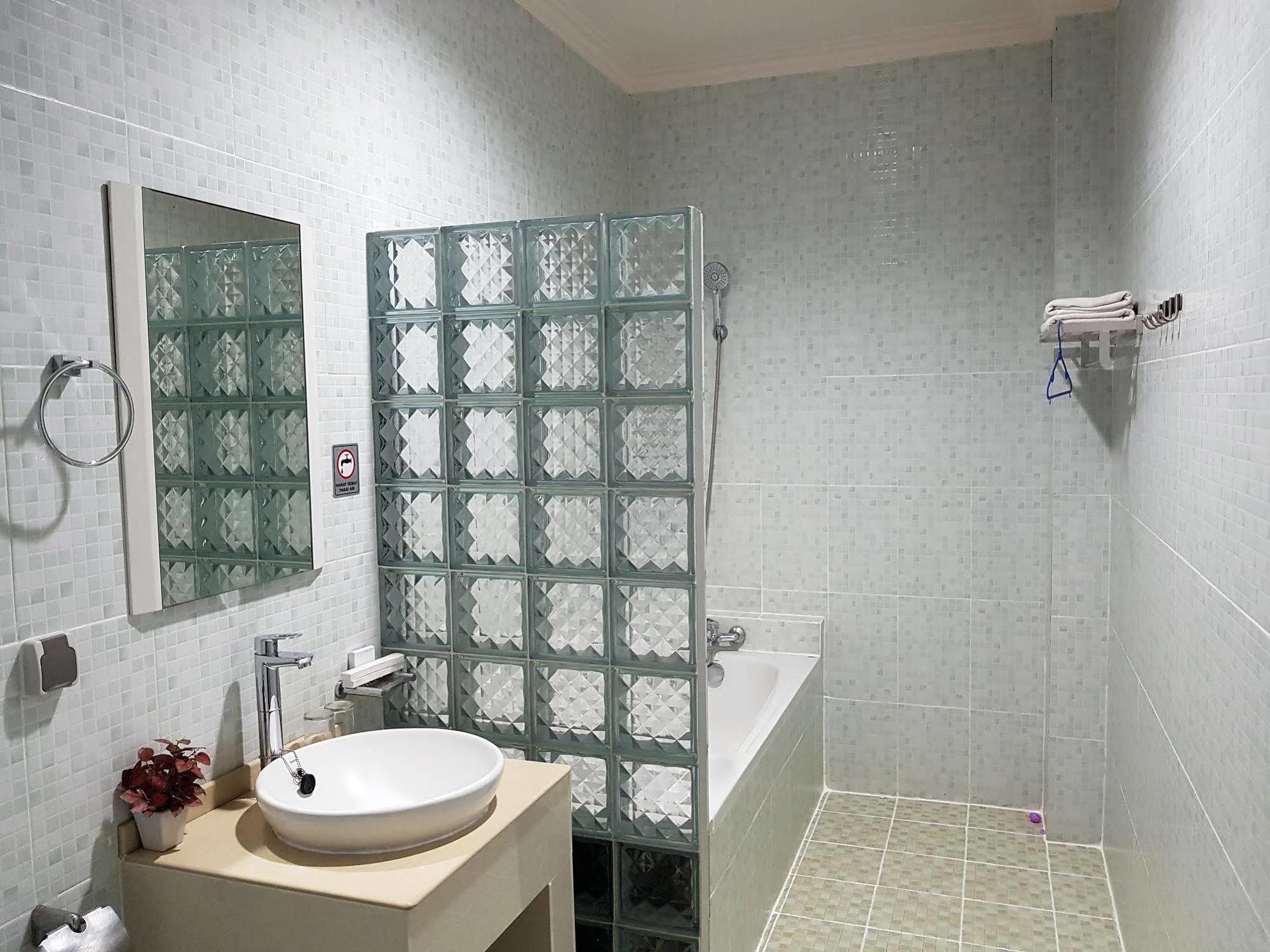 Rene Hotel Yogyakarta Bagian luar foto