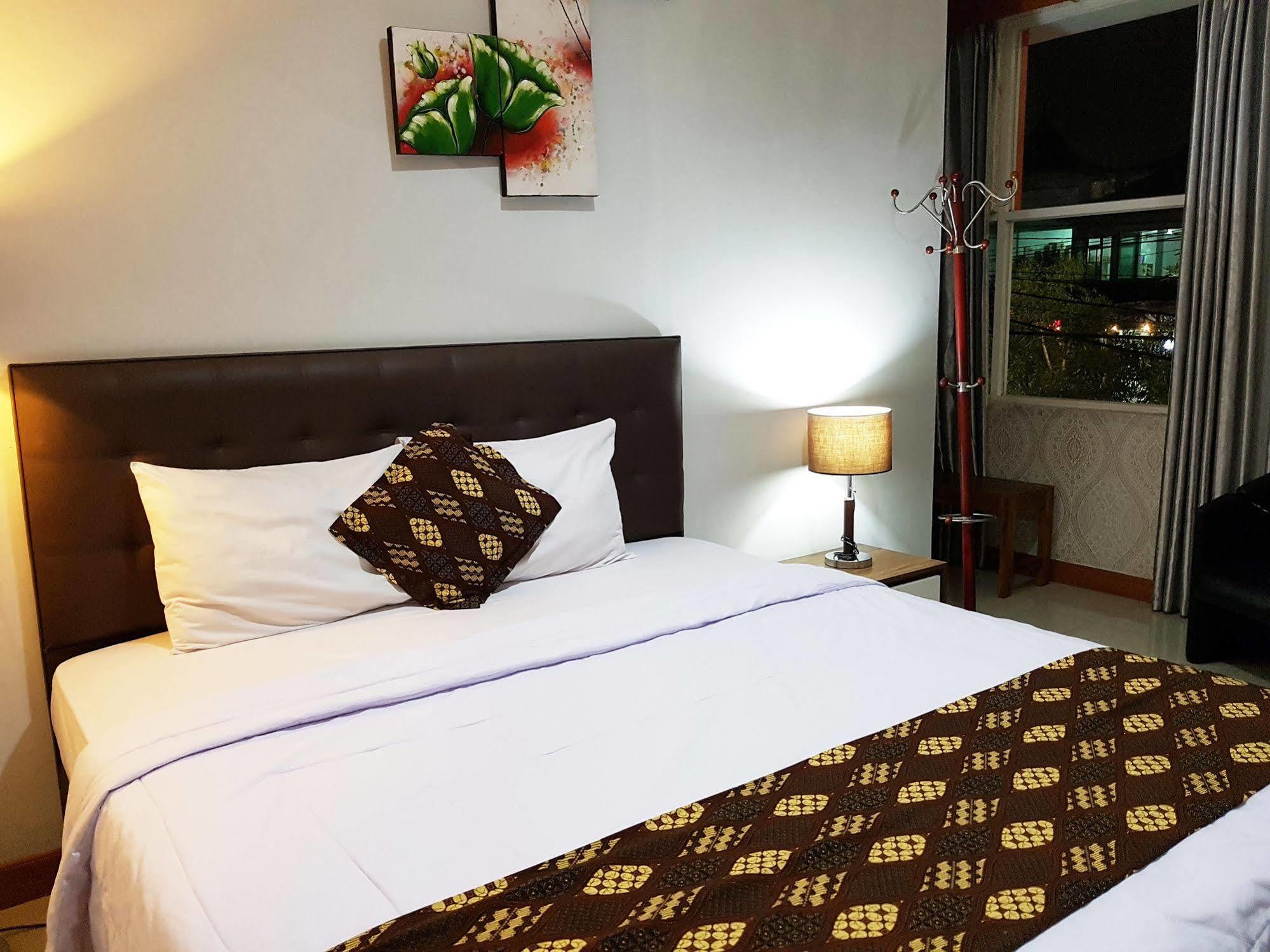 Rene Hotel Yogyakarta Bagian luar foto